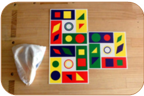 2) 4명 이상이 할 경우
①가운데 테이블에 3장의 카드를 놓는다. (Tip: 진행 교사는 참여 아동에 따라 카드의 수를 알맞게 결정 하도록 한다. 예) 1개 또는 2개를 놓고 하여도 게임 진행에는 문제가 없다. 단, 카드 개수에 따라 도형 조각의 수를 조절하도록 한다.)