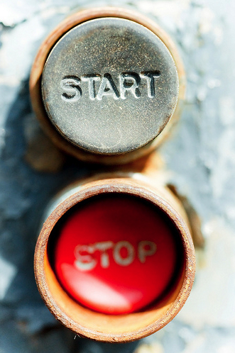 영어로 START, STOP 이라고 적힌 두 개의 버튼