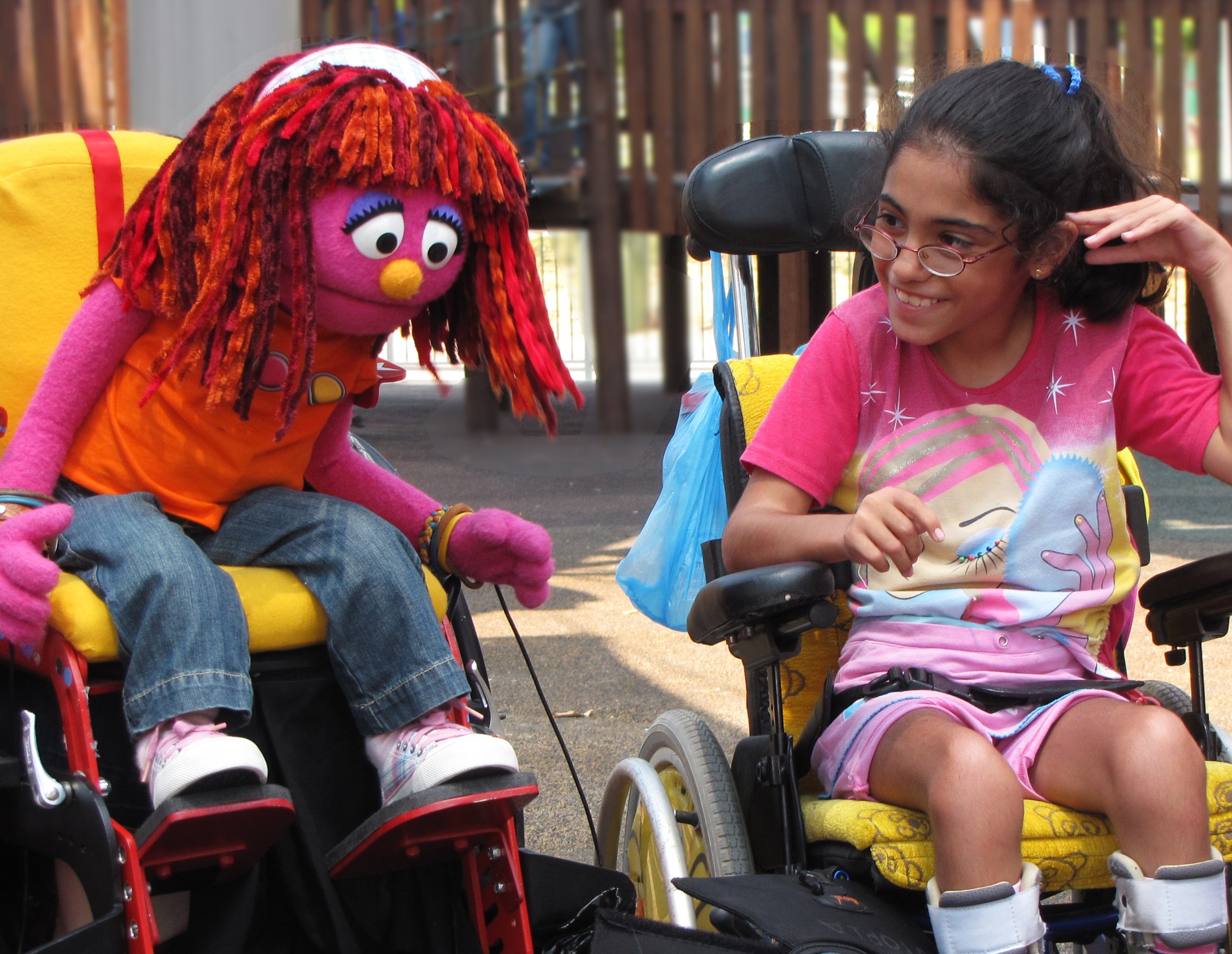 세서미스트리트의 한 장면. 휠체어를 타거나 발달장애가 있는 어린이도 함께 등장해 장애에 대한 거부감을 갖지 않도록 프로그램을 제작했다