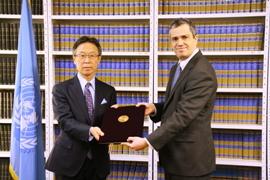 사진 1 요시카와 모토히데 유엔 일본대사가 유엔 법무국 과장에게 조약의 비준서를 제출하는 장면입니다.