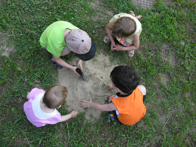 모래로 노는 아이들